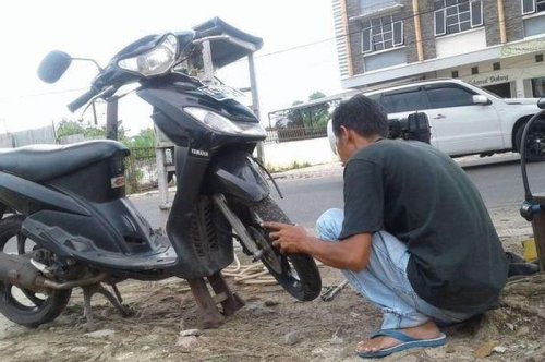 Pantesan, Ini Fungsi Kertas Alumunium Bungkus Rokok Saat Tambal Ban Press
