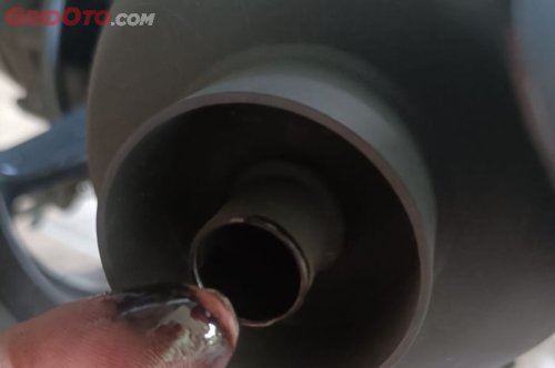 Ujung Knalpot Motor Banyak Oli Mesin? Di Sinilah Letak Masalahnya