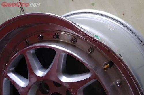 Pelek Mobil Penyok? Segini Kisaran Biaya Servis Perbaikannya!