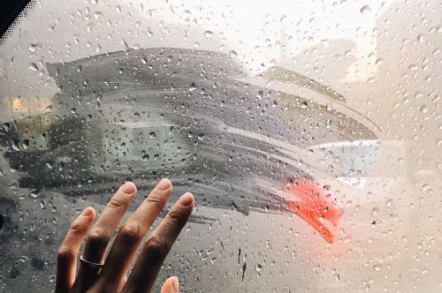 Begini Cara Cegah Kaca Mobil Berembun dan Pentingnya Pasang Kaca Film Berkualitas