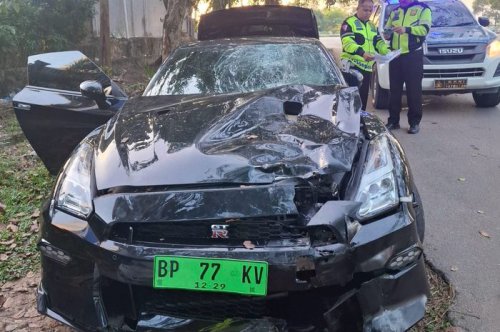 Seekor Godzilla Nissan GT-R R35 Mengamuk Banting Yamaha Mio J, Renggut Satu Nyawa Wanita