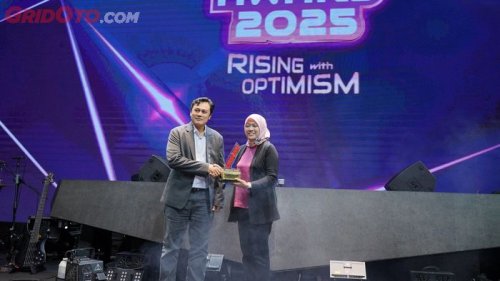 Honda PCX 160 RoadSync Sabet Gelar Rookie of The Year di OTOMOTIF Award 2025