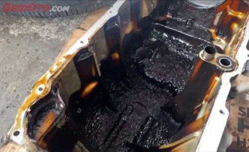 Ini Sebabnya Oli Mesin Motor Bisa Jadi Kerak kotoran atau Lumpur