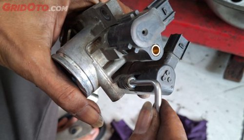 Cara Buka Baut Motor Yang Keras Dengan Memakai Kunci T Panjang