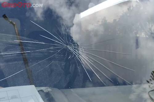 Kaca Depan Mobil Tiba-tiba Retak? Ini Kemungkinan Penyebabnya