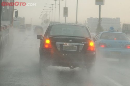 Ini Sebabnya Saat Hujan Deras Jangan Pakai Lampu Hazard, Simak Ya