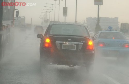 Ini Sebabnya Jangan Menyalakan Lampu Hazard Saat Hujan Deras