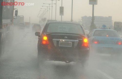Ini Sebabnya Jangan Menyalakan Lampu Hazard Saat Hujan Deras