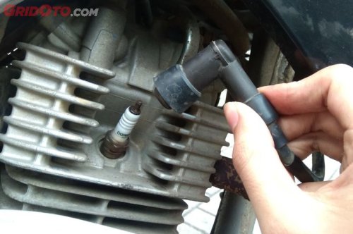 Cara Buka Cop Busi Motor Yang Benar Tanpa Takut Rusak, Simak Triknya