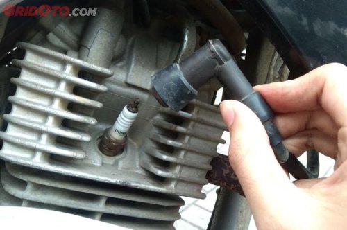 Cara Buka Cop Busi Motor Yang Benar Tanpa Takut Rusak, Simak Triknya