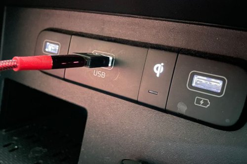 Ngecas HP di Mobil Bikin Aki Cepat Soak? Begini Penjelasannya