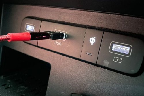 Ngecas HP di Mobil Bikin Aki Cepat Soak? Begini Penjelasannya