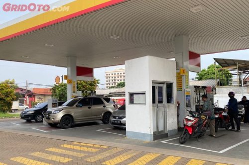 Stok BBM Tersedia, Antrean di SPBU Shell Ini Langsung Mengular