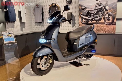 Dua Helm Masih Lega, Sebesar Ini Bagasi Motor Listrik TVS iQube S 2025