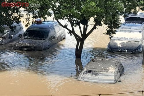 Jangan Nekat, Ini Dampaknya Kalau Mobil Dipaksa Menerjang Banjir