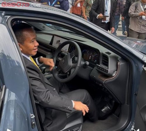 Toyota, Toyota Crown, Usai Jajal Toyota Crown, Bahlil Sebut Gajinya Tidak Cukup untuk Membelinya