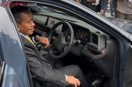 Momen Bahlil Lahadalia Jajal Toyota Crown Hydrogen Fuel-Cell, Bodi Enggak Goyang