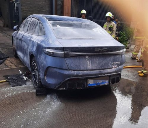 Mobil Listrik BYD, BYD, Kisah Heroik Pemadam Kebakaran Selamatkan Mobil Listrik BYD Terbakar