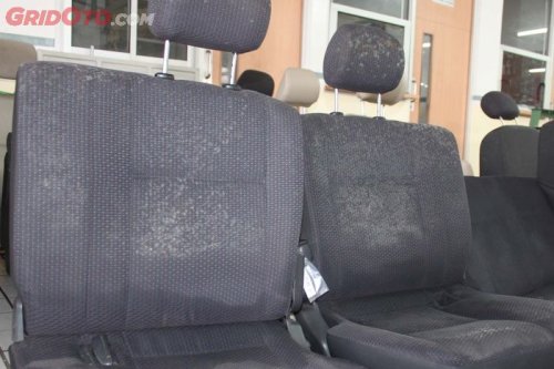 Cara Membersihkan Jok Mobil Berjamur Dengan Cairan Khusus Interior