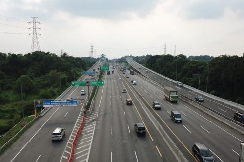 Jangan Direm Dadakan, Lakukan Ini Saat Hantam Lubang di Jalan Tol