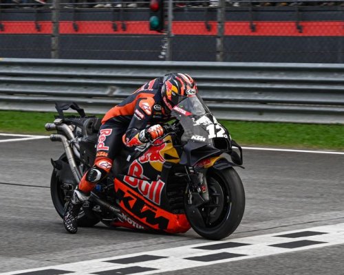 Kenapa Pembalap MotoGP Selalu Ngerem Keras Sebelum Start?