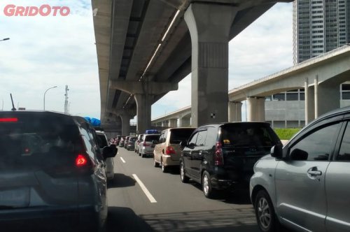 Perlu Tahu, Ini Cara Nyetir Mobil Matik yang Bikin Boros BBM Saat Terjebak Macet