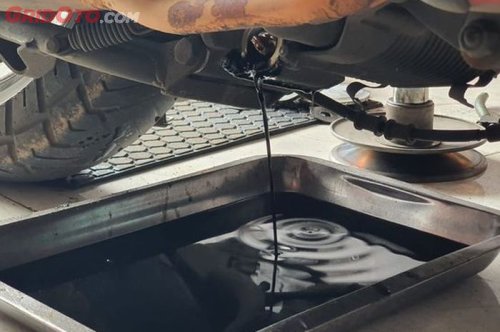 Sering Lewat Jalan Macet, Ganti Oli Mesin Sebaiknya Ikuti Bulan atau Kilometer?