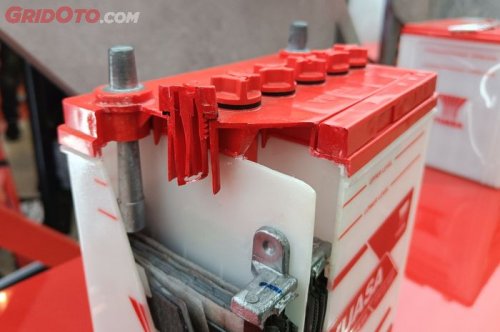 Jangan Sampai Keliru, Nih Warna Botol Isi Ulang Air Aki Mobil
