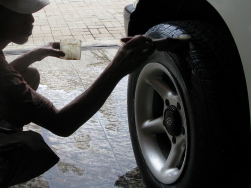 Sering Pakai Semir Bisa Bikin Ban Mobil Retak-retak, Ini Kata Ahlinya
