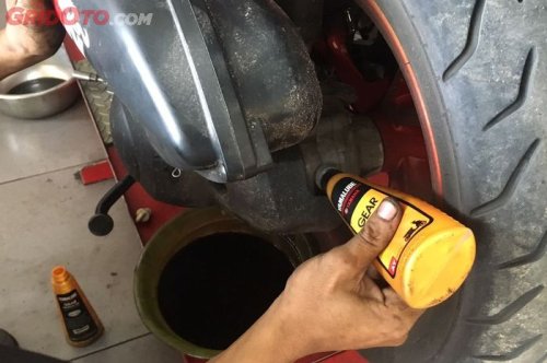 Begini Cara Mudah Bikin Area Gearbox CVT Motor Matic Lebih Awet