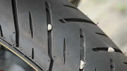 Baru Tahu, Ini Manfaat Membersihkan Ban Motor Bekas Dari Kerikil
