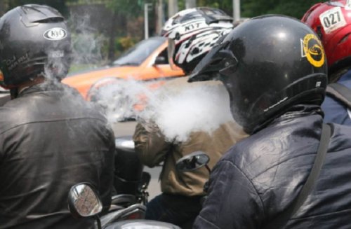 Bukan Cuma Indonesia, Ini Daftar Negara yang Mengatur Larangan Merokok saat Berkendara