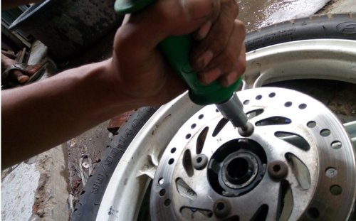 Dipaksa Bikin Slek, Lebih Baik Pakai Trik Ini Buat Buka Baut Cakram Motor Bekas Yang Keras