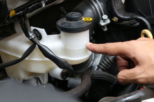 Persiapan Mudik, Begini Cara Mudah Cek Kondisi Minyak Rem Di Mobil Bekas