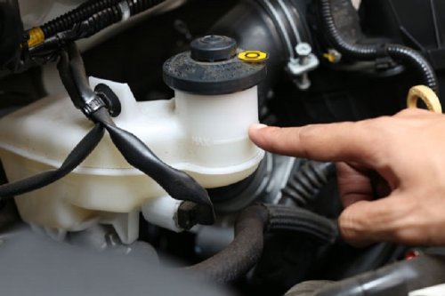 Persiapan Mudik, Begini Cara Mudah Cek Kondisi Minyak Rem Di Mobil Bekas