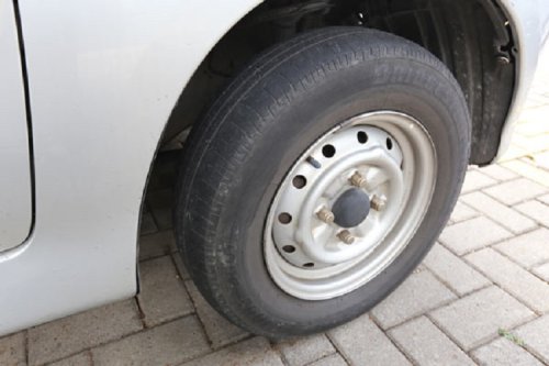 Harus Tahu, Ini Efek Ban Mobil Bekas Kotor Enggak Pernah Dibersihkan