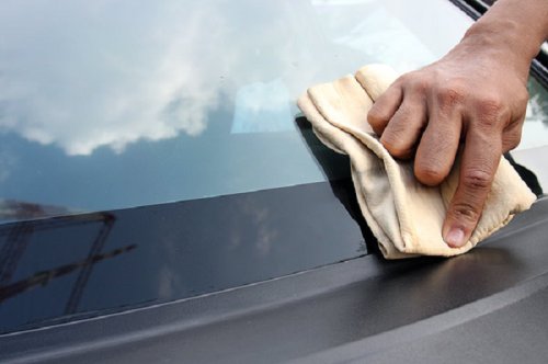 Penting Banget, Ini Fungsi Stiker Bintik Hitam yang Ada di Kaca Depan Mobil