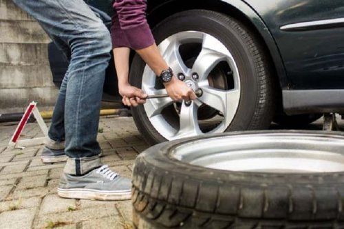 Ternyata Ini Sebabnya Pasang Mur Roda Mobil Bekas Pakai Tangan Dulu