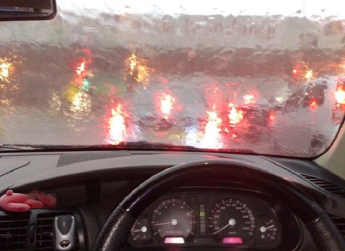 Saran dari Mekanik, Begini Atasi Kaca Mobil Berembun Ketika Kondisi Hujan