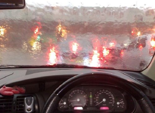 Saran dari Mekanik, Begini Atasi Kaca Mobil Berembun Ketika Kondisi Hujan