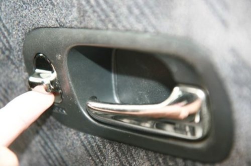 Pintu Mobil Sulit Dibuka, Bisa Jadi Child Lock atau Central Lock