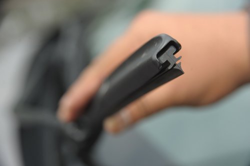 Musim Hujan, Begini Cara Mudah Ganti Karet Wiper Mobil Bekas Sendiri