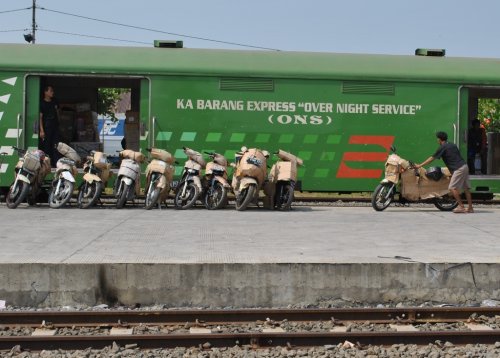 Berasa Ribet, Ini Alasan Wajib Kuras Bensin dan Copot Spion saat Kirim Motor Via Kereta Api