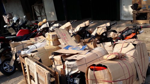 Berasa Ribet, Ini Alasan Wajib Kuras Bensin dan Copot Spion saat Kirim Motor Via Kereta Api