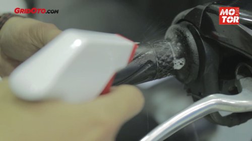 Cara Mudah Membersihkan Kerak kotoran Di Handgrip Motor Bekas