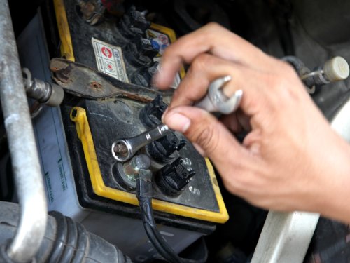 Begini Dampaknya Bila Kepala Aki Di Mobil Bekas Kendur Dibiarkan