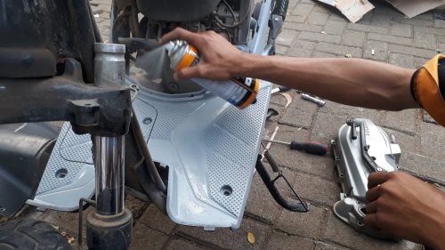 Bukan Cuma Dioles, Ini Cara Menghitamkan Kembali Bodi Kasar yang Awet