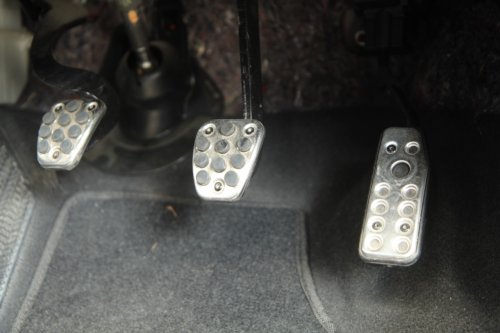 Bikin Kaki Pegal, Ini 3 Penyakit yang Bikin Pedal Kopling Mobil Keras