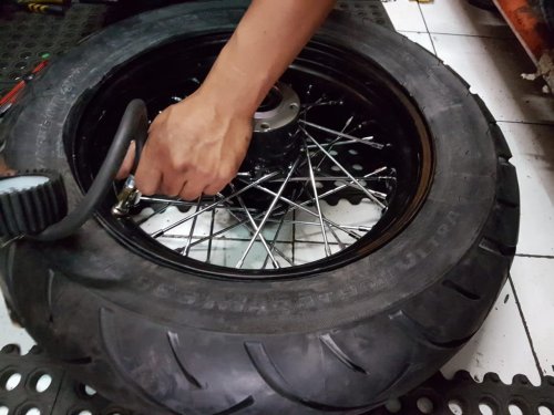 Alasan Kenapa Isi Angin Ban Motor Bekas Disarankan Malam Hari
