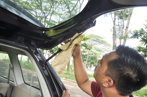 Ini Dua Penyebab Hidraulis Pintu Bagasi Mobil Bekas Bermasalah Usai Mudik